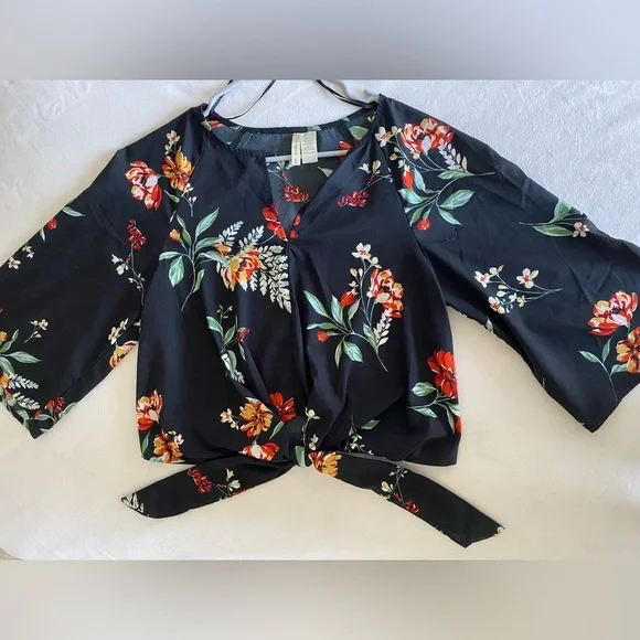 Boutique Long Sleeve Semi Cropped Top - Picture 4 of 5